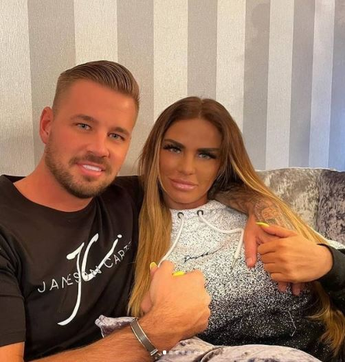 Katie Price a evitat să vorbească despre cea de-a șasea sarcină: “M-am îngrășat. Oricine poate specula ce îi place”