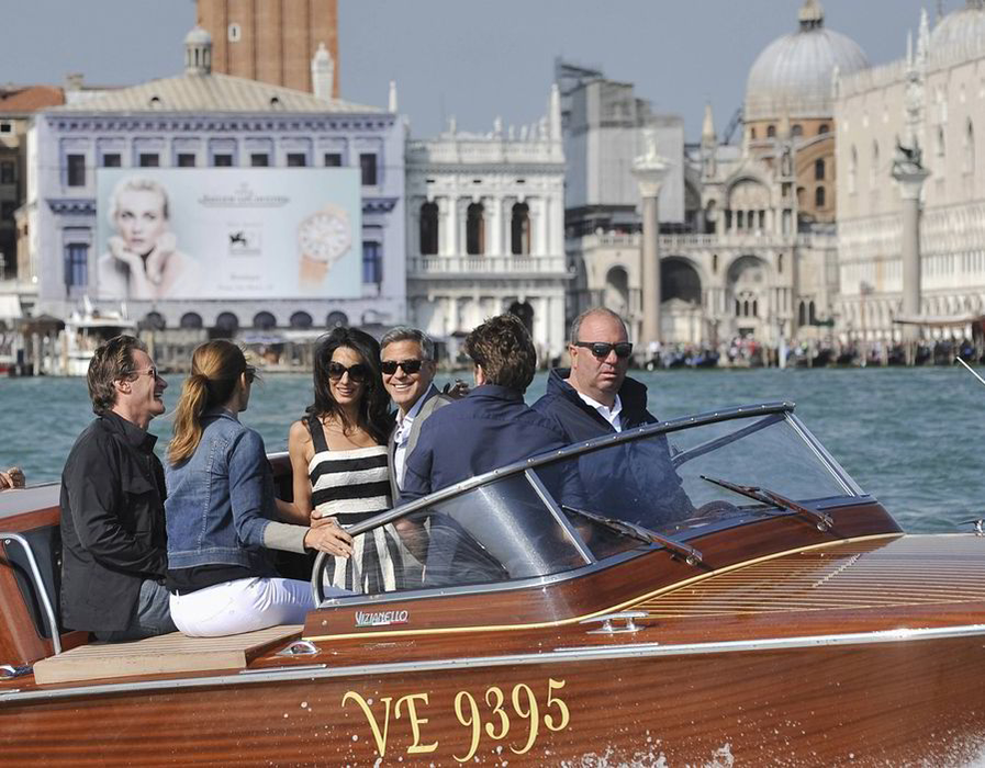 Imagini în premieră cu gemenii lui GEORGE şi AMAL CLOONEY! Micuţii au fost fotografiaţi la o lună de când au venit pe lume