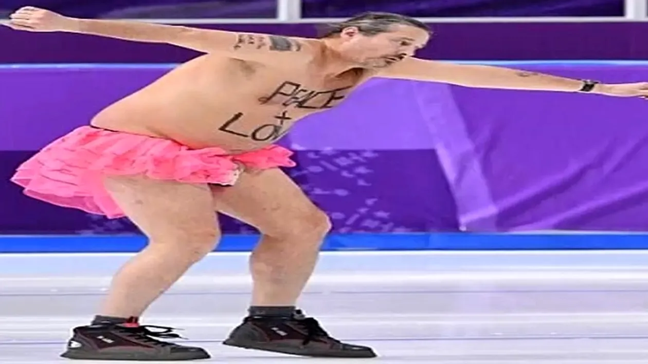 VIDEO / Îmbrăcat doar cu un tutu roz și pantofi sport, un bărbat a făcut show la Jocurile Olimpice de Iarnă 2018! Toată lumea a văzut ce ascundea între picioare