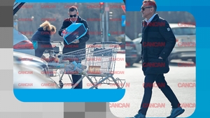 Ilie Dumitrescu, shopping cu stil şi o strategie clară! Îmbrăcat elegant, parfumat, fostul mare fotbalist al Generaţiei de Aur a bifat tot de pe listă!