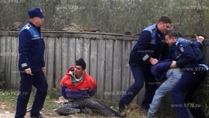 IMAGINI TERIFIANTE! Trei politisti din Vaslui, fotografiati in timp ce bateau cu bestialitate doi tineri