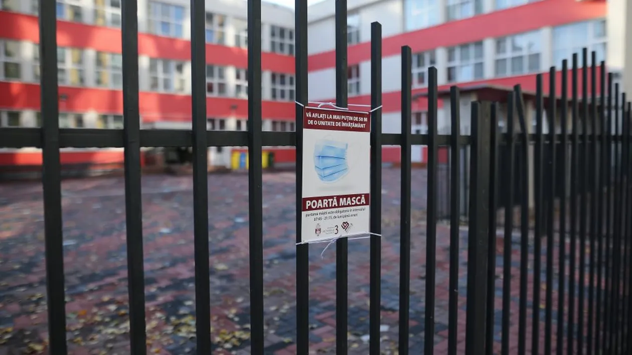 Premierul a explicat ce se întâmplă cu școlile din Capitală