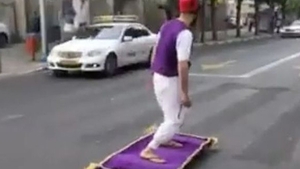 Aladdin există şi în viaţa reală! Priveşte-l cum cucereşte lumea cu covorul său zburător!