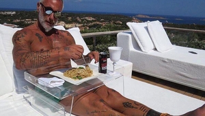 Excentricul milionar Gianluca Vacchi i-a împrumutat soţiei ”armăsarul” iar el s-a mulţumit...cu un scuter! Ce a ieşit!