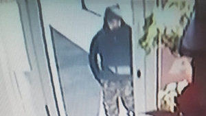 Primele imagini cu hoțul de la amanetul din Ploiești. A fugit cu un kilogram de bijuterii