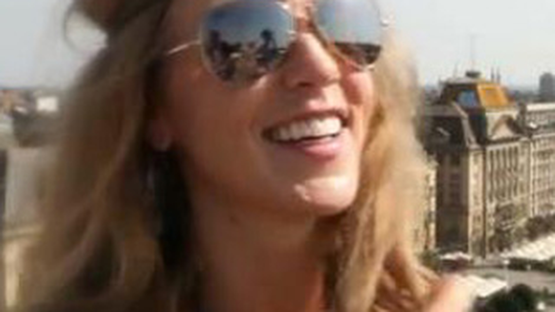 Corina da din culisele celui mai nou videoclip al ei: "Am facut misto de Shakira, am dat din buric pe muzica ei"