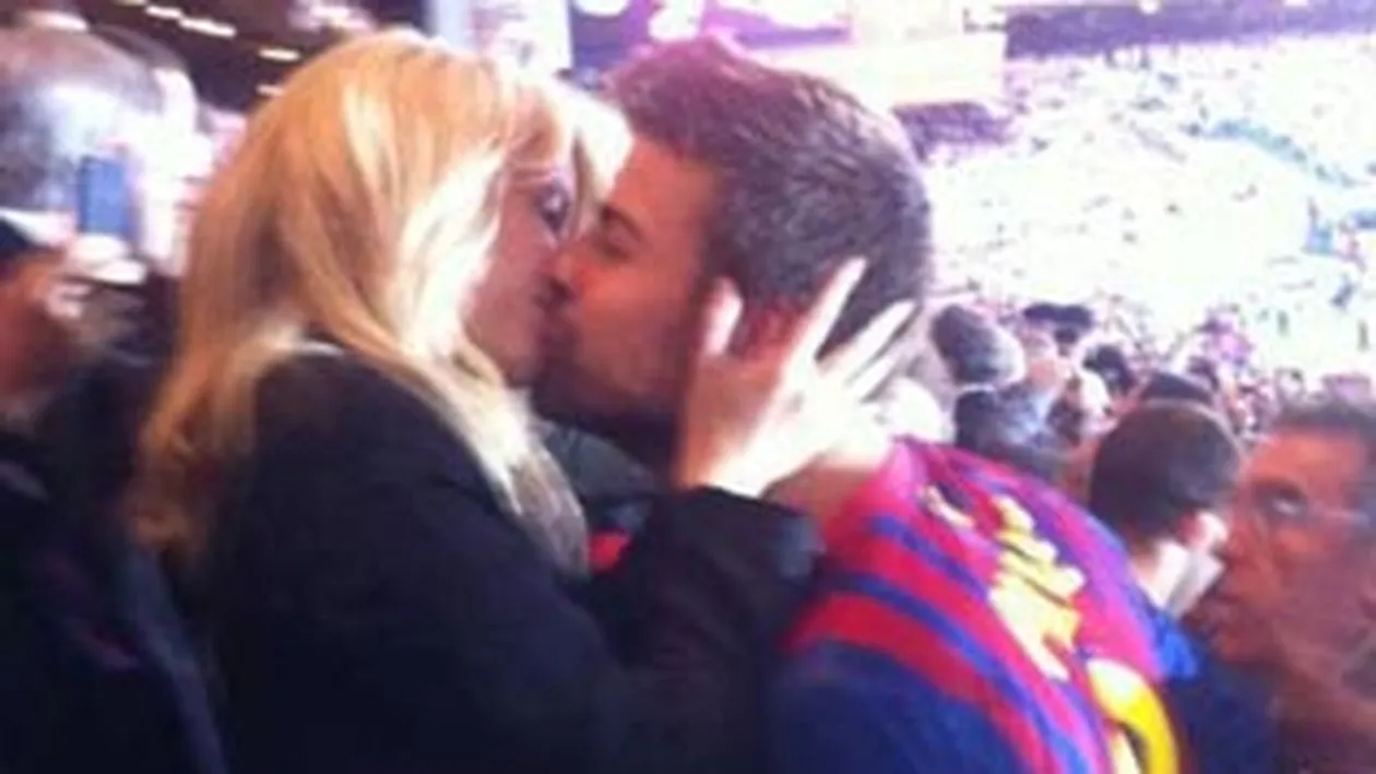 Cine a zis ca Shakira sI Pique se despart – Uite-i cum se saruta in tribuna