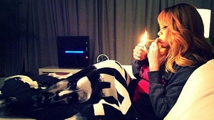 Ce fumeaza Rihanna. Poza care a starnit un val de critici la adresa cantaretei. "E un model pentru mii de tinere"