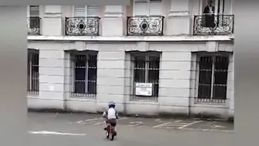 Si-a scos baietelul de 5 ani la plimbare cu bicicleta si a inlemnit. E horror ce apare in fata lui VIDEO