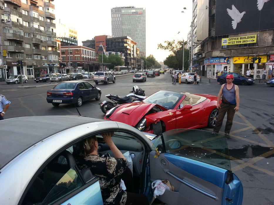 Momentul în care Adrian Minune și-a distrus bolidul într-un accident rutier în București