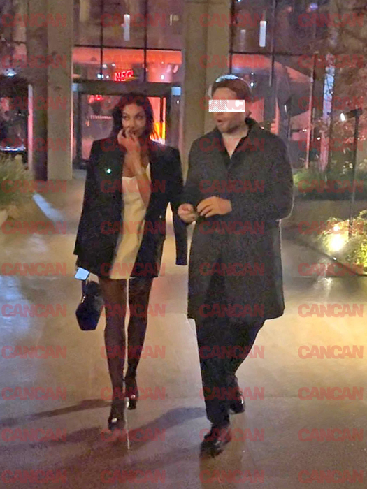 Bărbatul îi înmânează un pachet cu gume, dar ea refuză