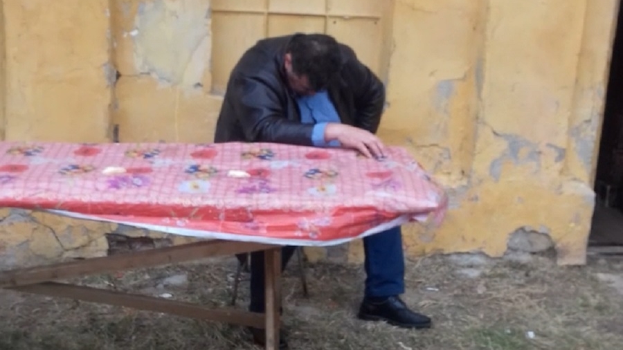 Directorul unui liceu din Calafat, acuzat că bea alcool în școală. Cum a fost filmat și ce spune în apărarea lui - VIDEO