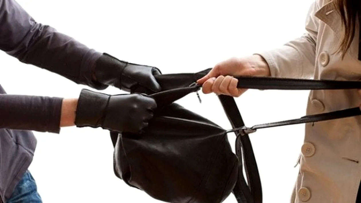 Un tânăr din Capitală a bătut o femeie și i-a furat geanta. Ce s-a întâmplat cu agresorul