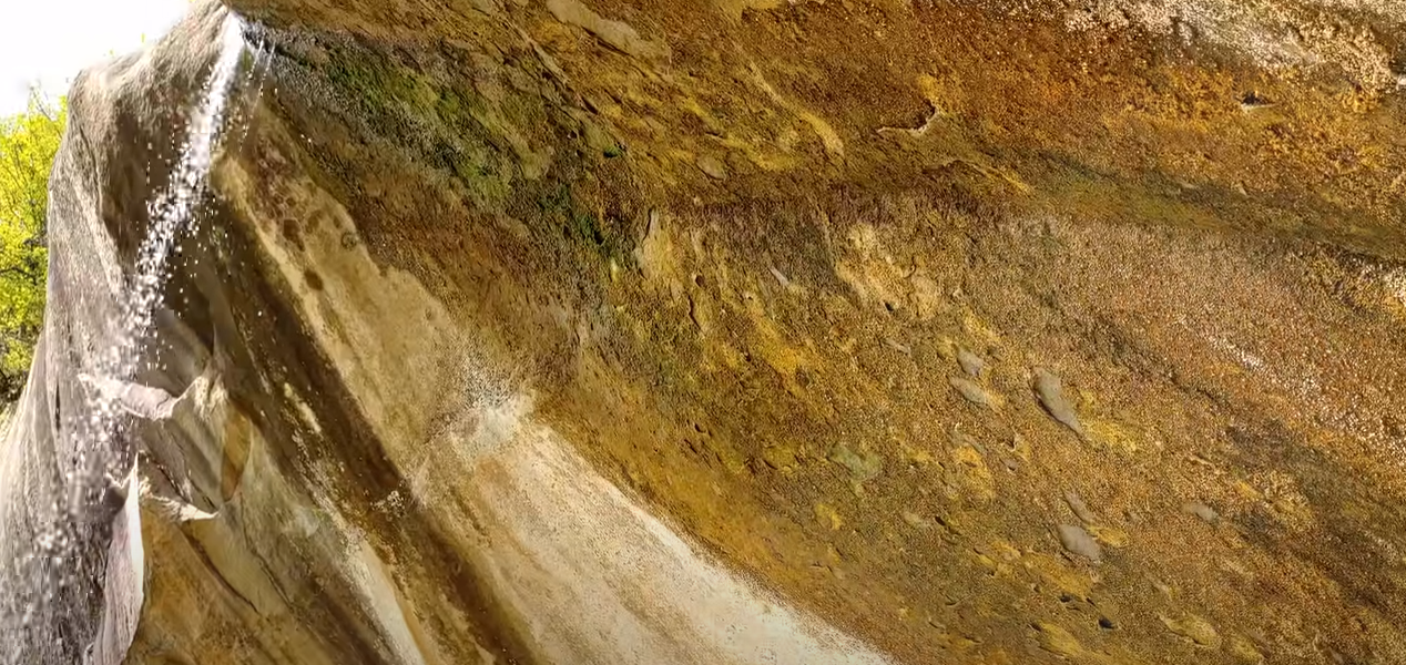 Cascada atrage numeroși turiști /Foto: Captură YouTube