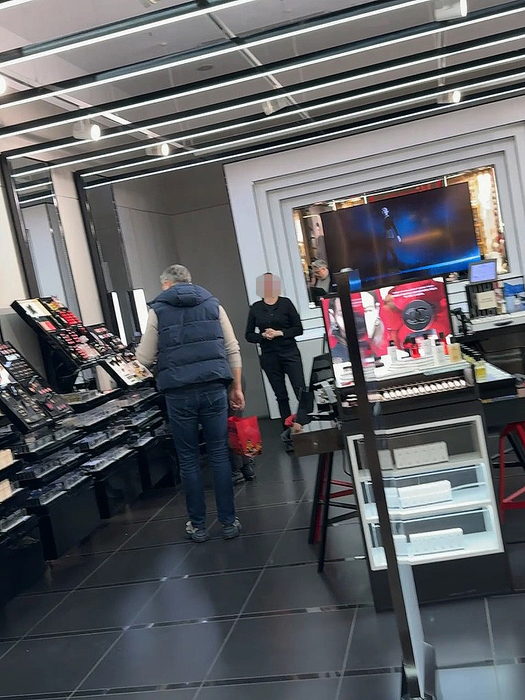 Alexandru Ciucu face research la Chanel înainte de a cumpăra un cadou