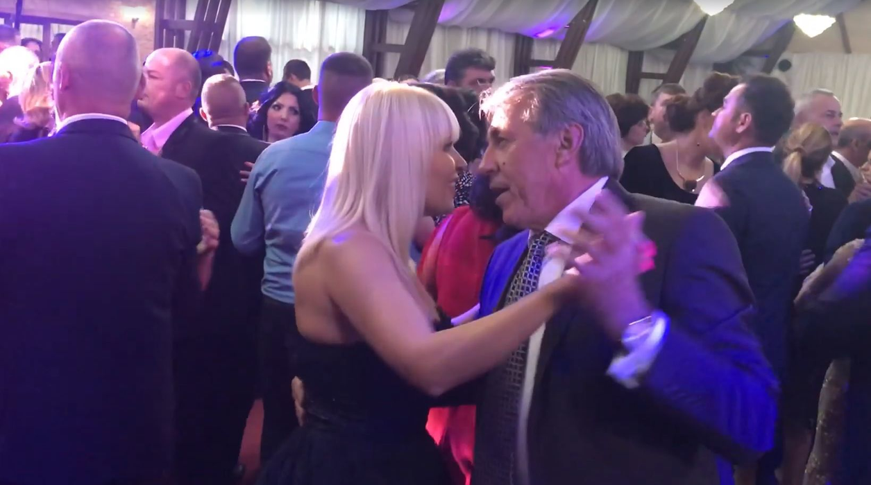 Elena Udrea a fost într-o formă de zile mari la "nunta cu 7.000 de invitaţi"