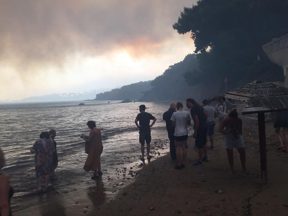 Imagini apocaliptice de la dezastrul din Grecia! Oamenii s-au refugiat în mare