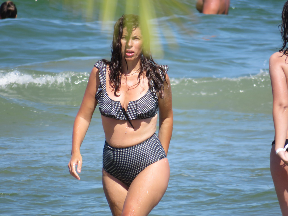 Daniela Marișcu, discretă la plajă
