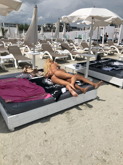 Simona Trașcă, show sexy pe plajă