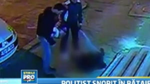 Imagini şocante la Tulcea - Un poliţist a fost bătut crunt în plină stradă, iar colegii săi nici nu au observat!