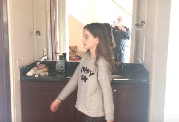 Cel care o ajută pe Irina la filmarea acestor videoclipuri este chiar tatăl ei