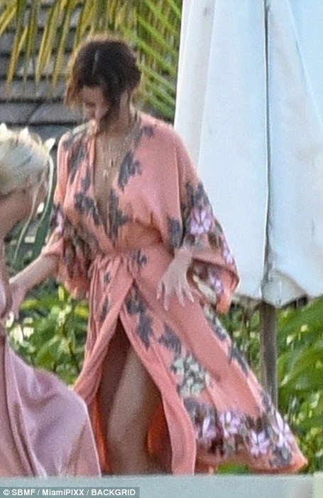 GALERIE FOTO. Au făcut spectacol la nunta tatălui său! Justin Bieber și Selena Gomez, poze incendiare! S-au pipăit de față cu toată lumea!