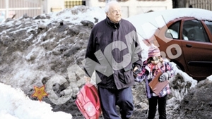 Alexandru Arsinel spune ca orice actor cauta sa fie aratat cu degetul pe strada, iar cine spune ca il deranjeaza minte: "Fac parte dintr-un grup restrans, care n-are voie sa se planga"