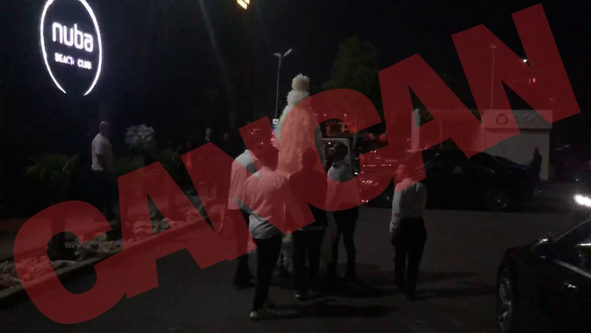 Tortul regal de nuntă a avut o înălțime de aproape doi metri (Foto: CANCAN.RO)