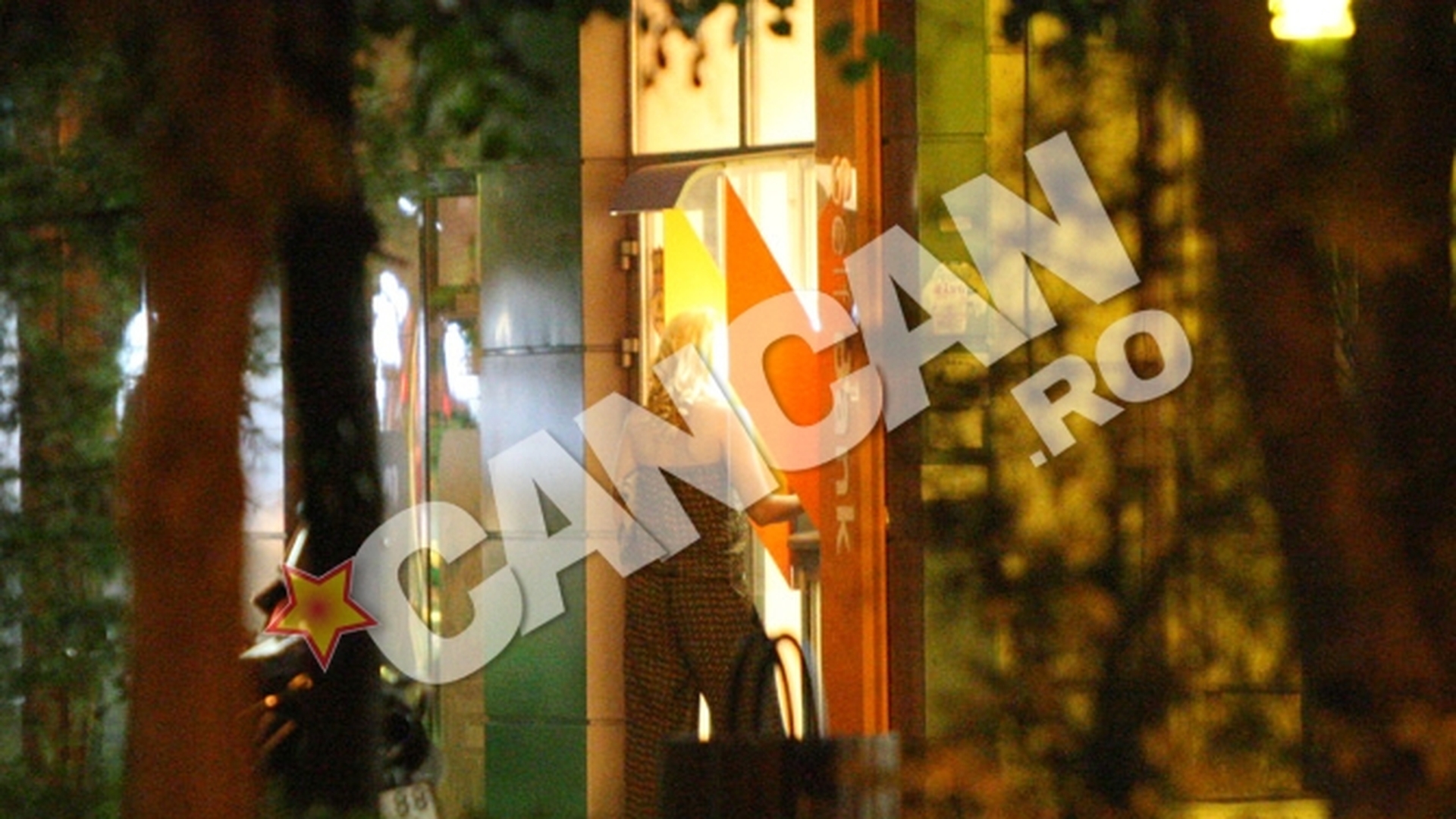 Iulia Vantur e ahtiata dupa cumparaturile nocturne! Vezi aici cum isi pazeste blonda cardul!