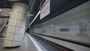 Noua magistrală de metrou, inundată din tavan! Reacția premierului Orban