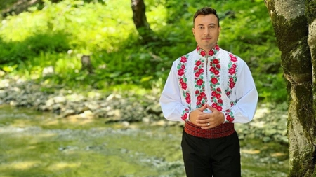 Valentin Sanfira a renunțat la ie și a pozat la bustul gol! Cum arată artistul după patru luni de la divorț