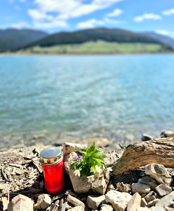 Apropiații au pus flori și au aprins candele la locul tragediei foto: arhivă personală