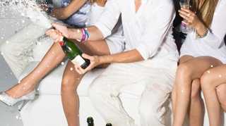 Valet si sticle de sampanie de 2.500 de lei pentru clientii VIP la White Sensation