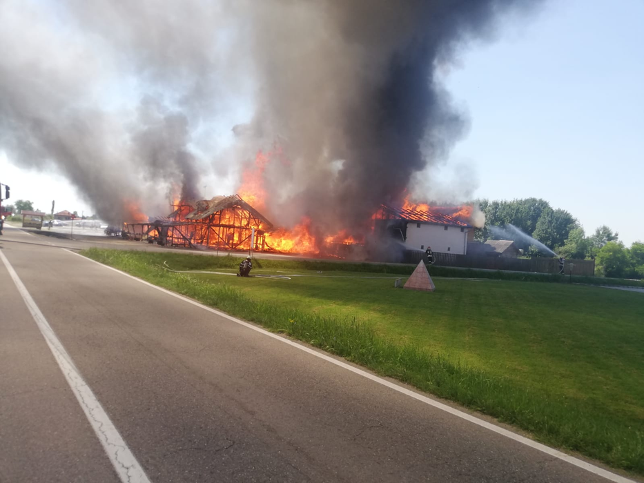 Incendiu puternic în Timiș! Un restaurant a izbucnit în flăcări. Trei oameni au fost răniți. VIDEO