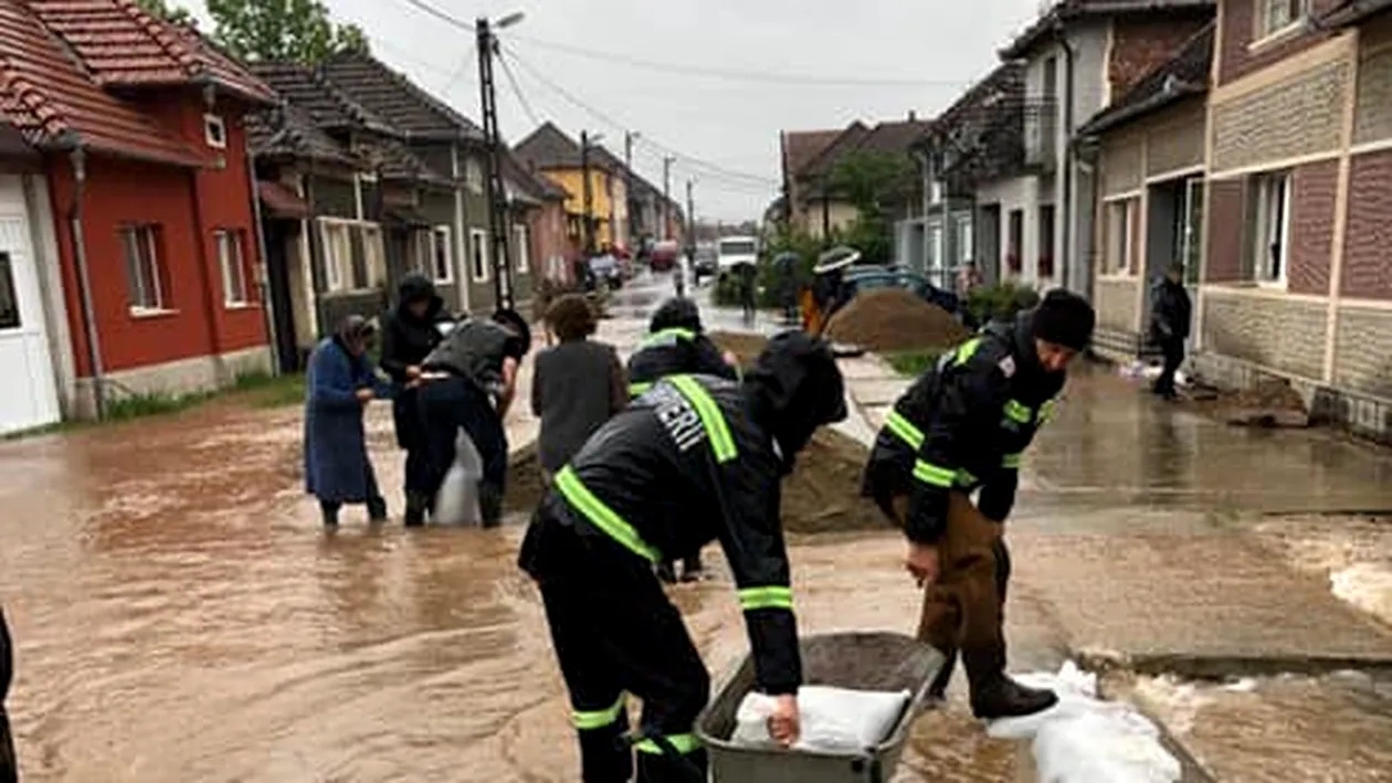 Cod roșu de inundații în Bihor. Oamenii sunt disperați, au pus în jurul caselor ziduri din saci de nisip