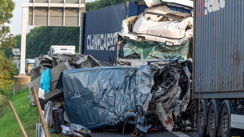 Accident cumplit în Germania! Patru români și-au pierdut viața. Mașina lor a fost prinsă între două camioane