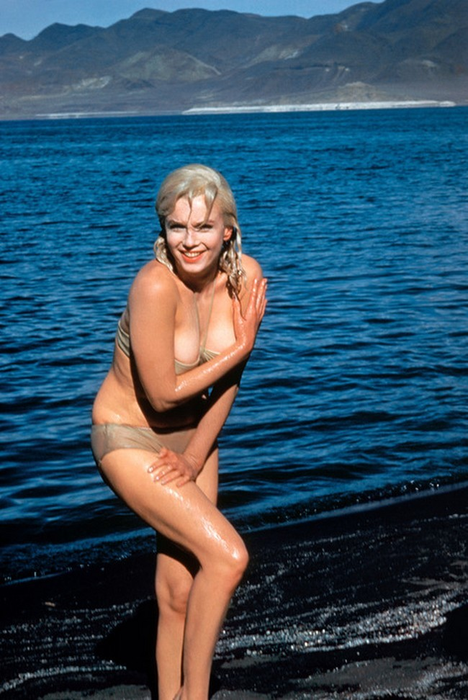 Marilyn Monroe, aproape goală! Fotografii pe care nu le-ai văzut niciodată cu celebra actriţă