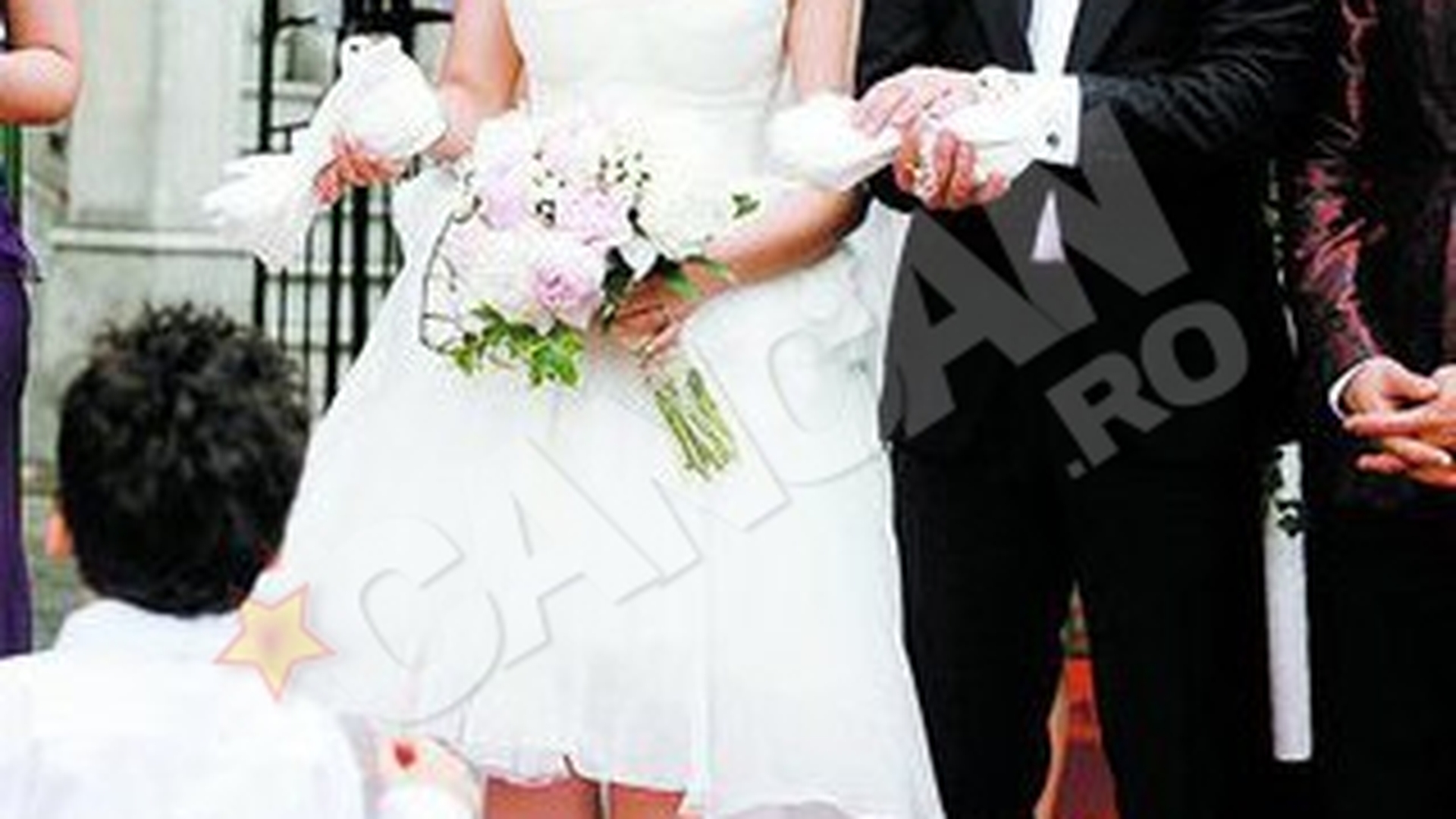Madalin Ionescu si Cristina Siscanu au avut slujba cu patru preoti in aer liber!