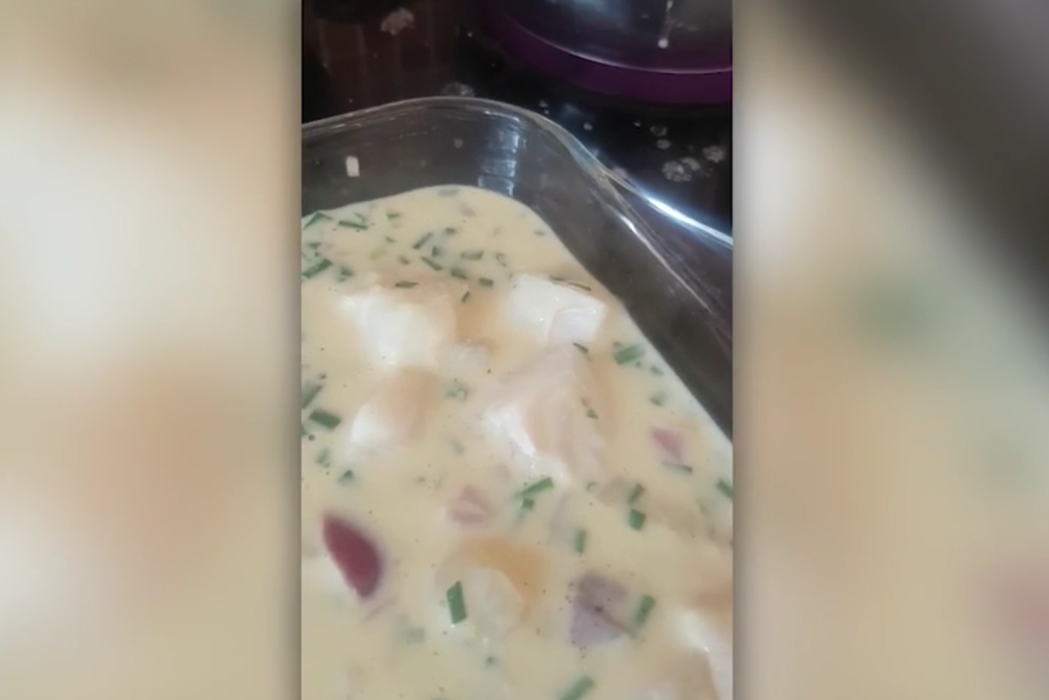 Această femeie a vrut să îşi răsfeţe iubitul cu o porţie de file de peşte, dar a avut un şoc în clipa în care a deschis ambalajul. Imaginile dezgustătoare au ajuns virale