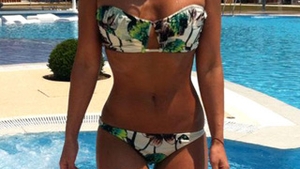 Cine e blonda asta sexy care se arde la piscina? A slabit 5 kilograme si se lauda cu dieta ei!