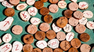 Horoscop rune azi, 4 iulie 2026. O zodie poate primi o moștenire importantă pentru viitorul ei