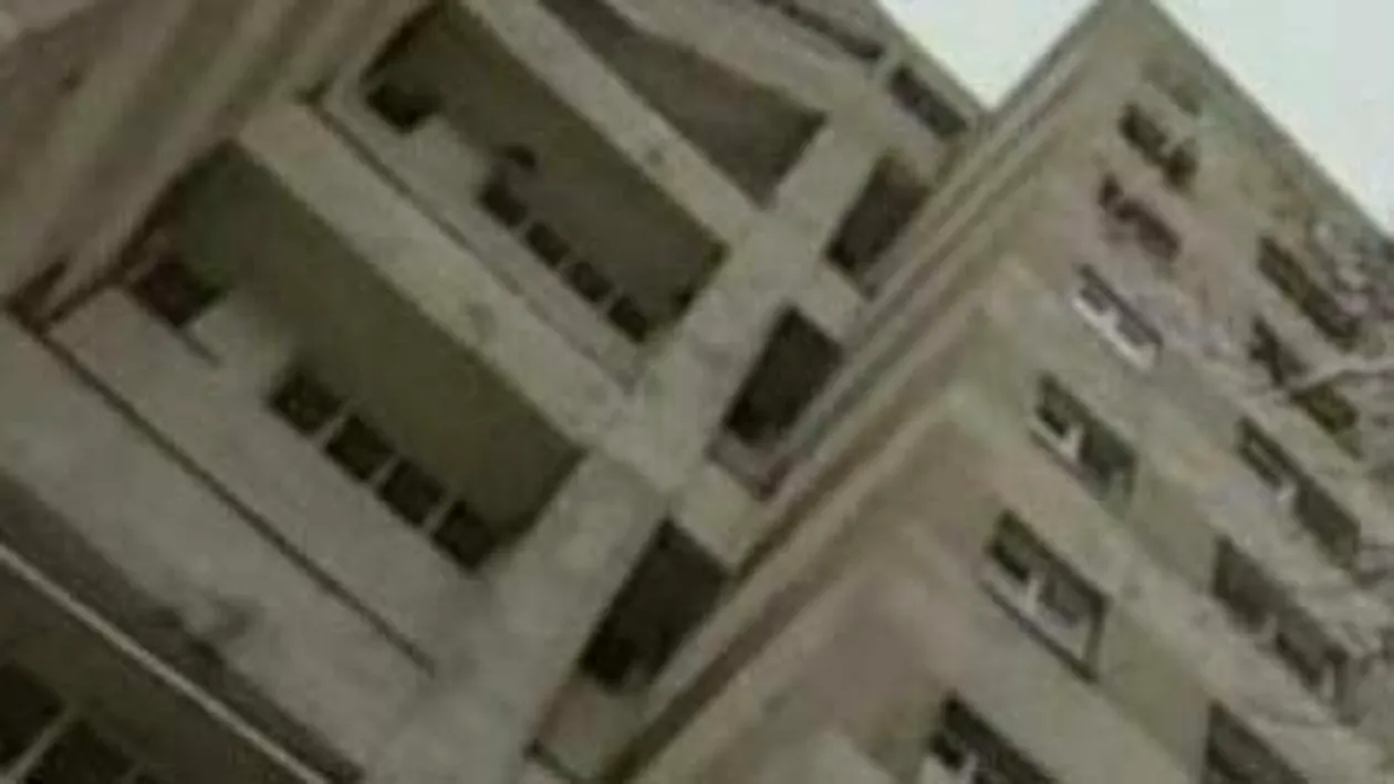 Scene de groaza la Oradea! S-a aruncat cu copilul in brate de la etajul trei