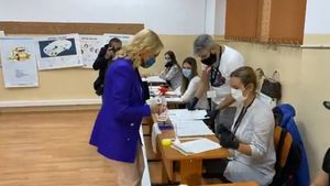 Gabriela Firea a fost prima la vot! A așteptat până s-a deschis secția! Imagini cu primarul Capitalei VIDEO