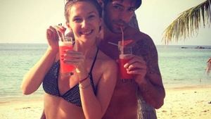 Adela Popescu a pozat TOPLESS! Cum arata vedeta la plaja, fara sutien