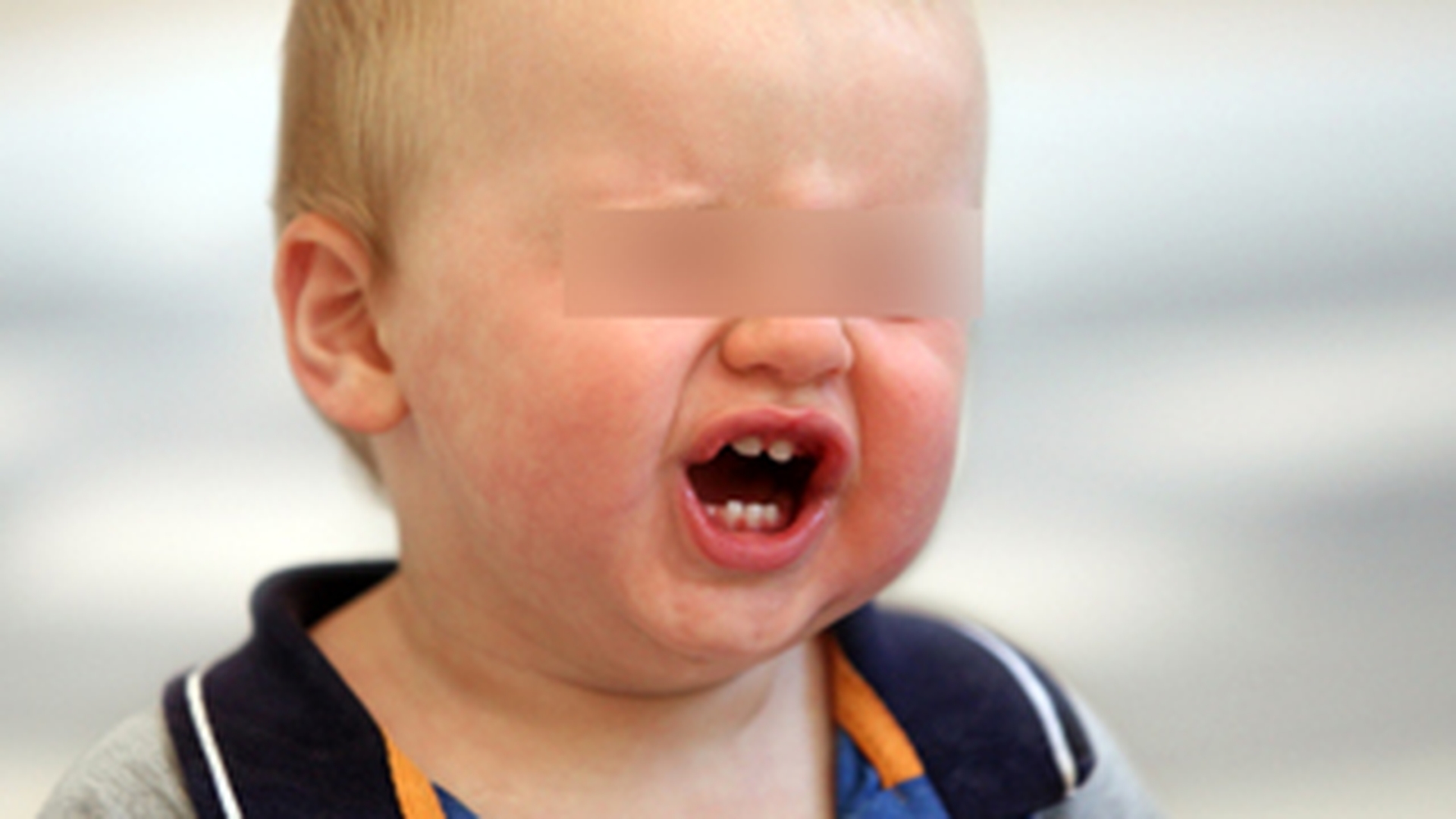 VIDEO Inuman! Un copil de un an a fost ars de mama sa cu un cutit incins