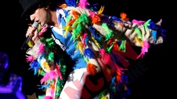 Mika a tinut un concert incendiar aseara, pe plaja din Mamaia