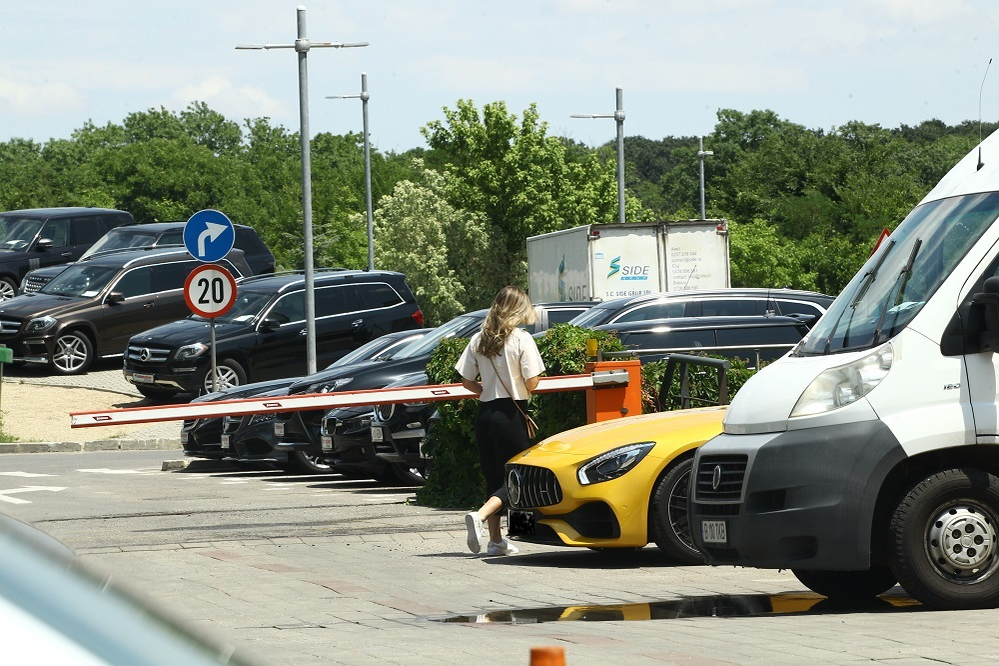 Simona Halep, în timp ce se urca în mașina ei de lux
