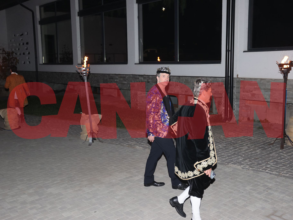 Parada ținutelor inedite! Invitații lui Musk ”fierb”! Începe mega-party-ul la Castelul Bran (Foto: CANCAN.RO)