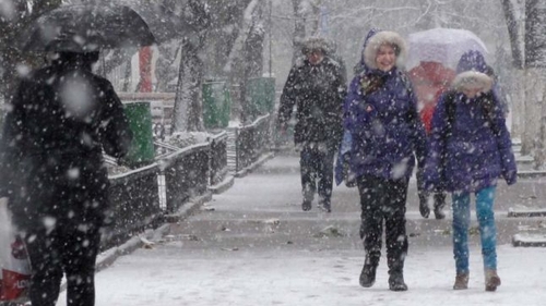 PRIMA NINSOARE din această toamnă! Zăpăda a bucurat ochii privitorilor! Află în ce zonă a căzut primul fulg de nea