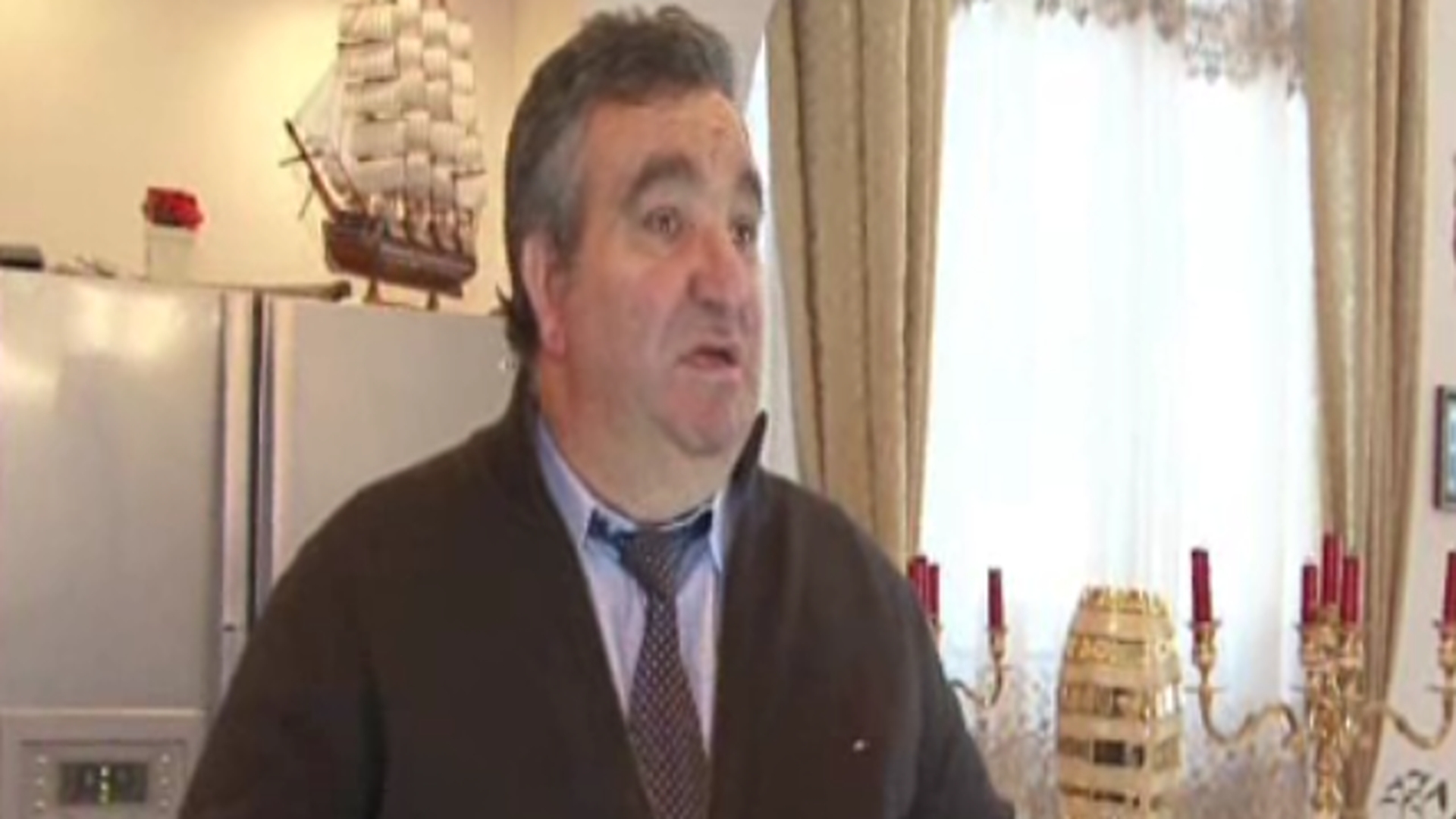 Vezi in ce palat a locuit Florin Cioaba! Vila are 600 de metri patrati, iar scaunele sunt acoperite cu foita de aur